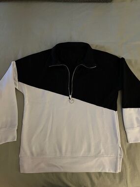 Women’s Black & White Zip-Up Colorblock Sweatshirt